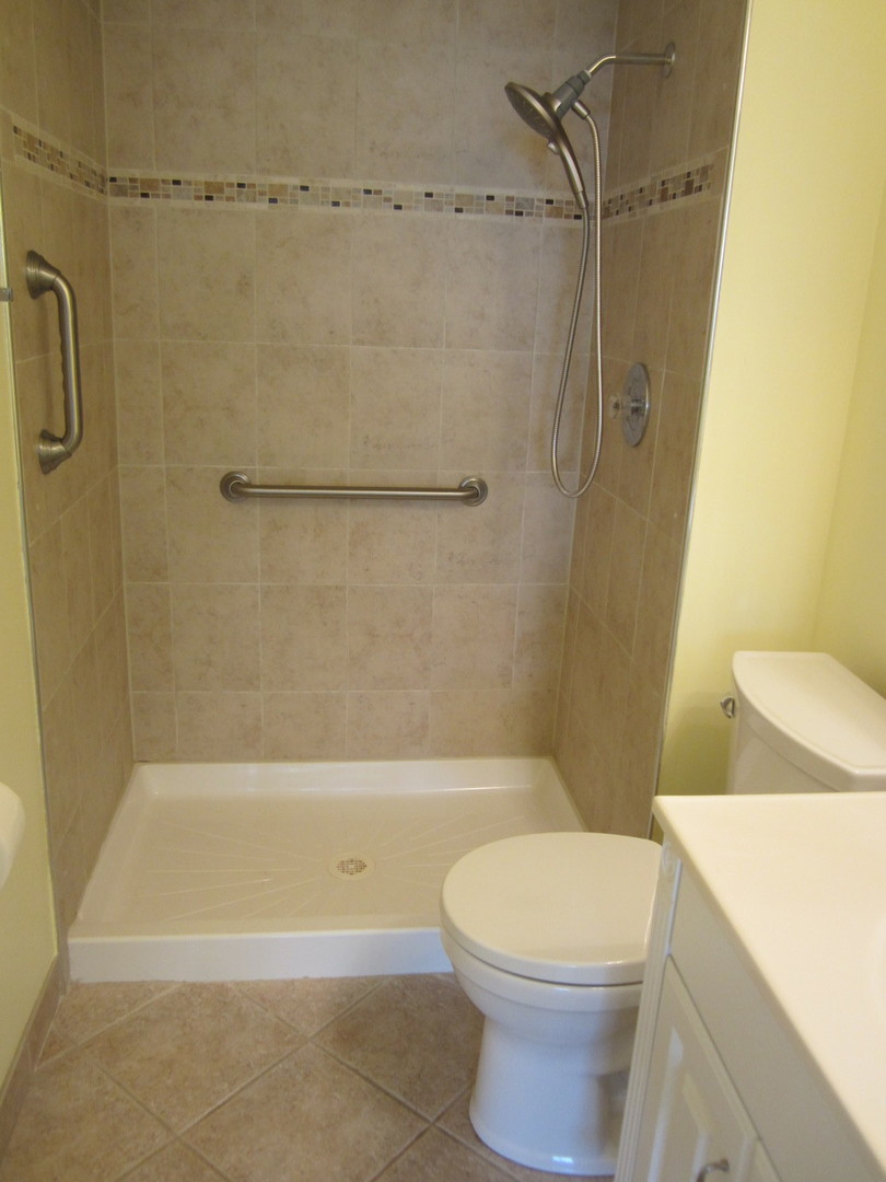 15 Bar Harbour Road, Unit 4G Schaumburg, IL 60193 - Photo 15 of 21 a bathroom with a toilet and a shower