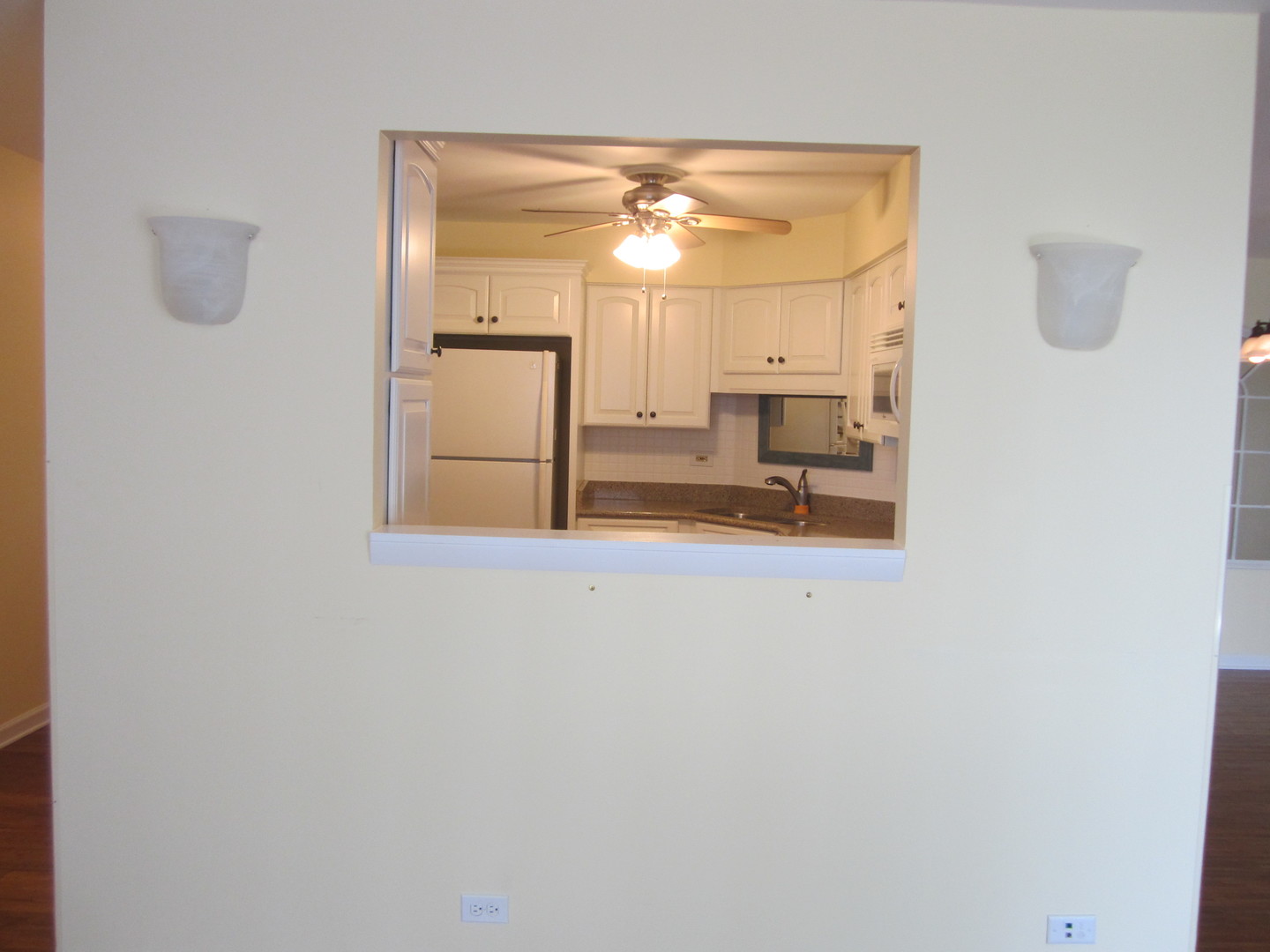 15 Bar Harbour Road, Unit 4G Schaumburg, IL 60193 - Photo 5 of 21 a bathroom with a shower