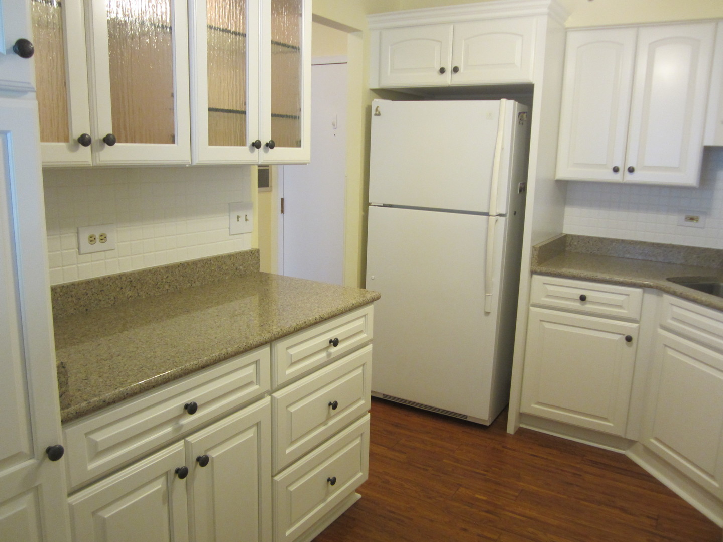 15 Bar Harbour Road, Unit 4G Schaumburg, IL 60193 - Photo 6 of 21 a kitchen with appliances and cabinets