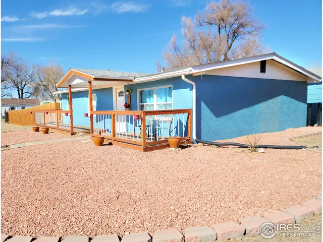 a view of an house with backyard