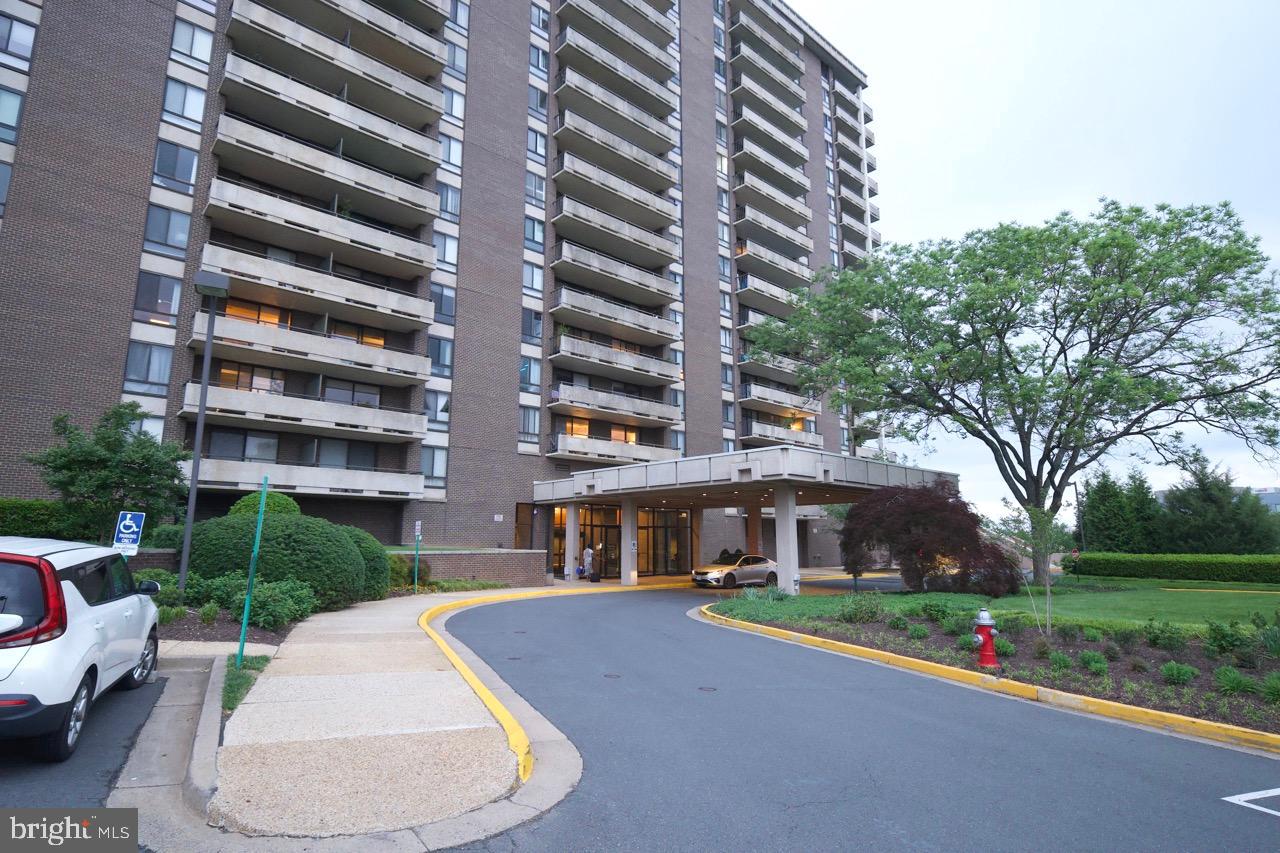 1800 Old Meadow Road, Unit 818 McLean, VA 22102 - Photo 28 of 35 a view of a building with a yard