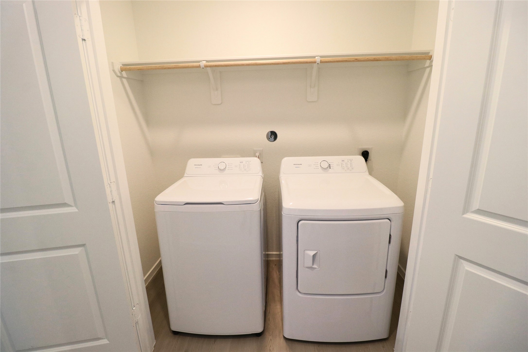 20805 Le Scifo Court New Caney, TX 77357 - Photo 18 of 20 a utility room with dryer and washer