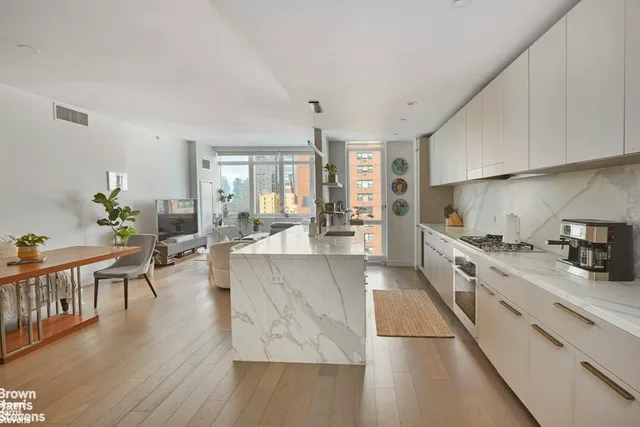 $2,400,000 | 305 East 51st Street, Unit 7D | Midtown East