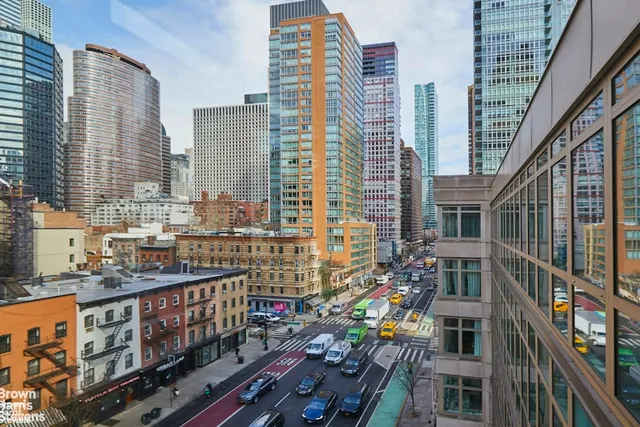$2,400,000 | 305 East 51st Street, Unit 7D | Midtown East