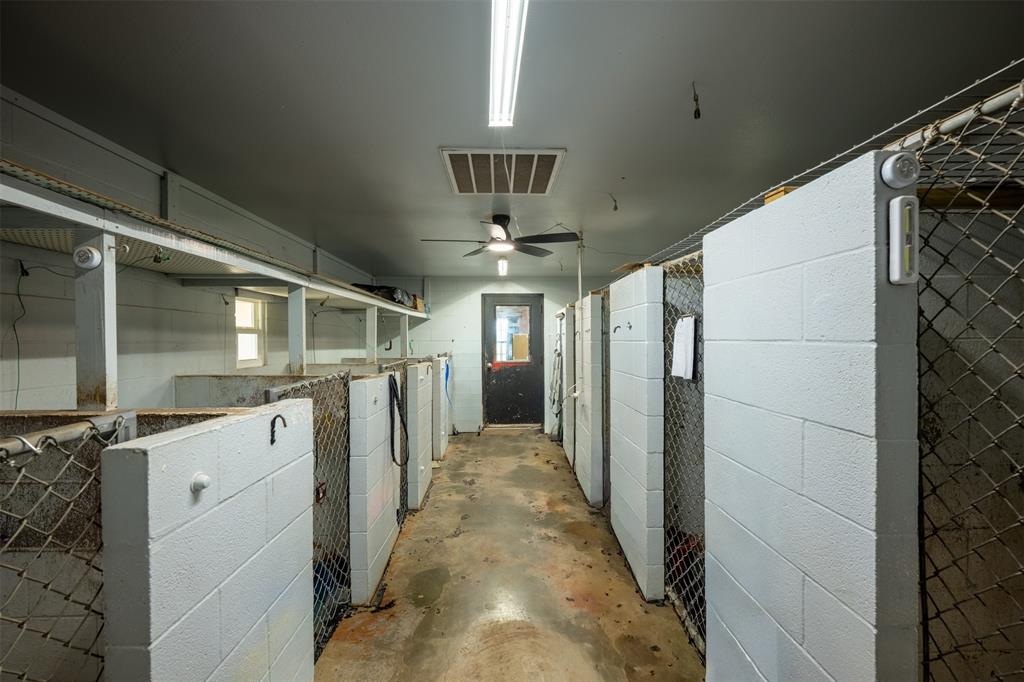 5327 Old Lorena Road Lorena, TX 76655 - Photo 10 of 34 Indooor/Outdoor Kennels