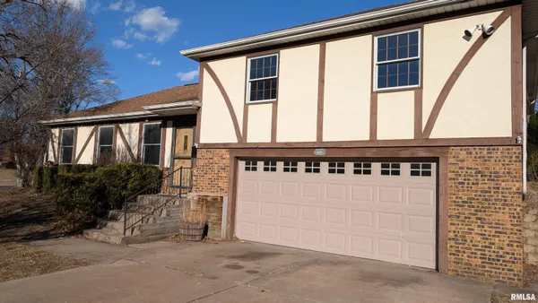 $239,900 | 2115 Sunset Drive, Pekin, IL 61554