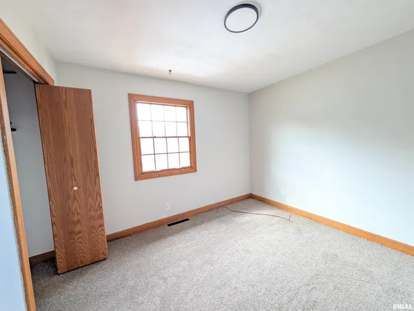 $239,900 | 2115 Sunset Drive, Pekin, IL 61554