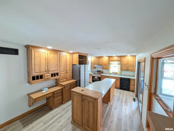 $239,900 | 2115 Sunset Drive, Pekin, IL 61554