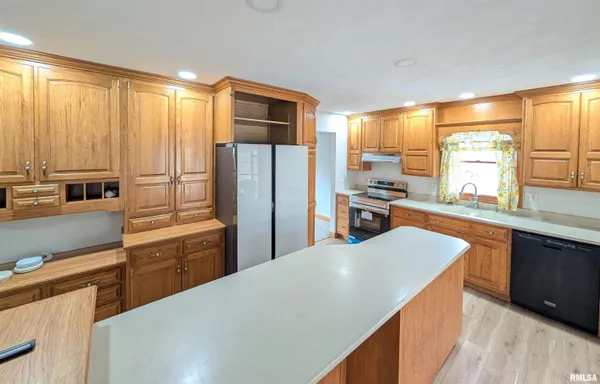 $239,900 | 2115 Sunset Drive, Pekin, IL 61554