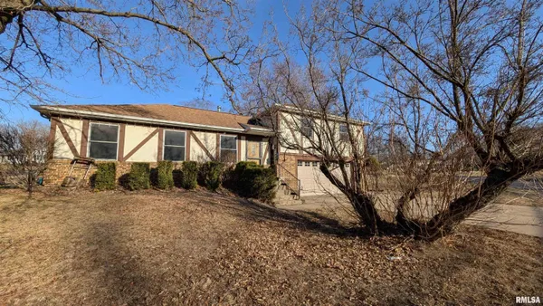 $239,900 | 2115 Sunset Drive, Pekin, IL 61554