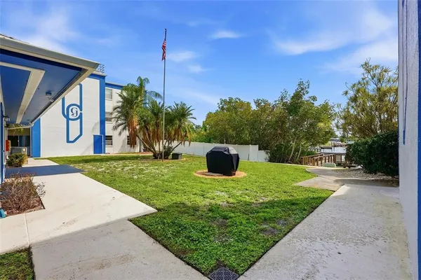 $2,000 | 350 79th Avenue North, Unit 122, St. Petersburg, FL 33702