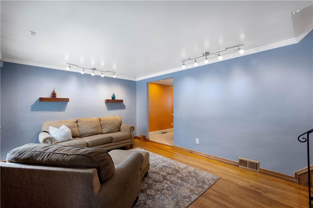 930 Lindsay Road Carnegie, PA 15106 - Photo 3 of 30