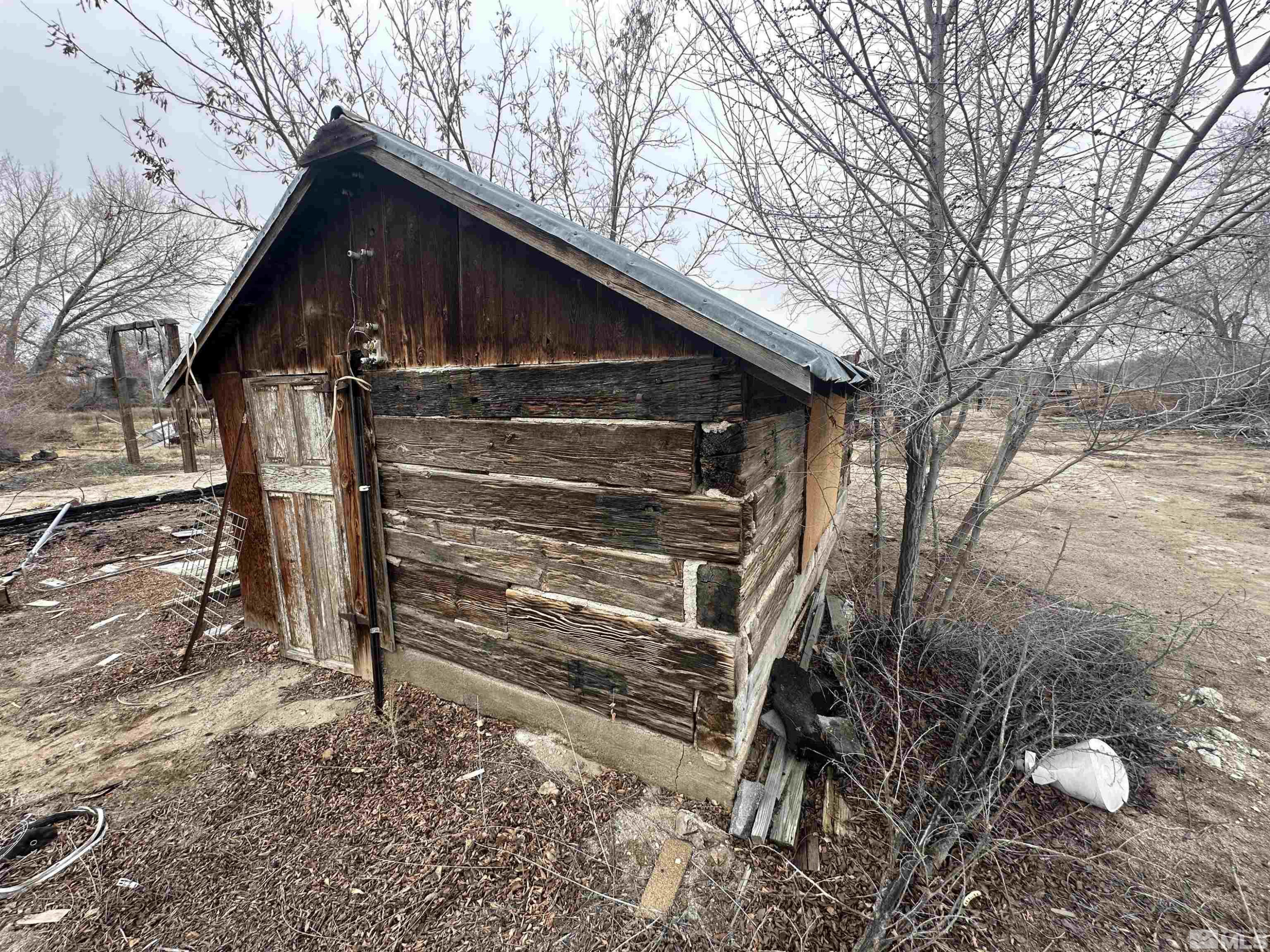 3275 Alcorn Road Fallon, NV 89406 - Photo 14 of 33 a view of backyard with wooden fence and large trees
