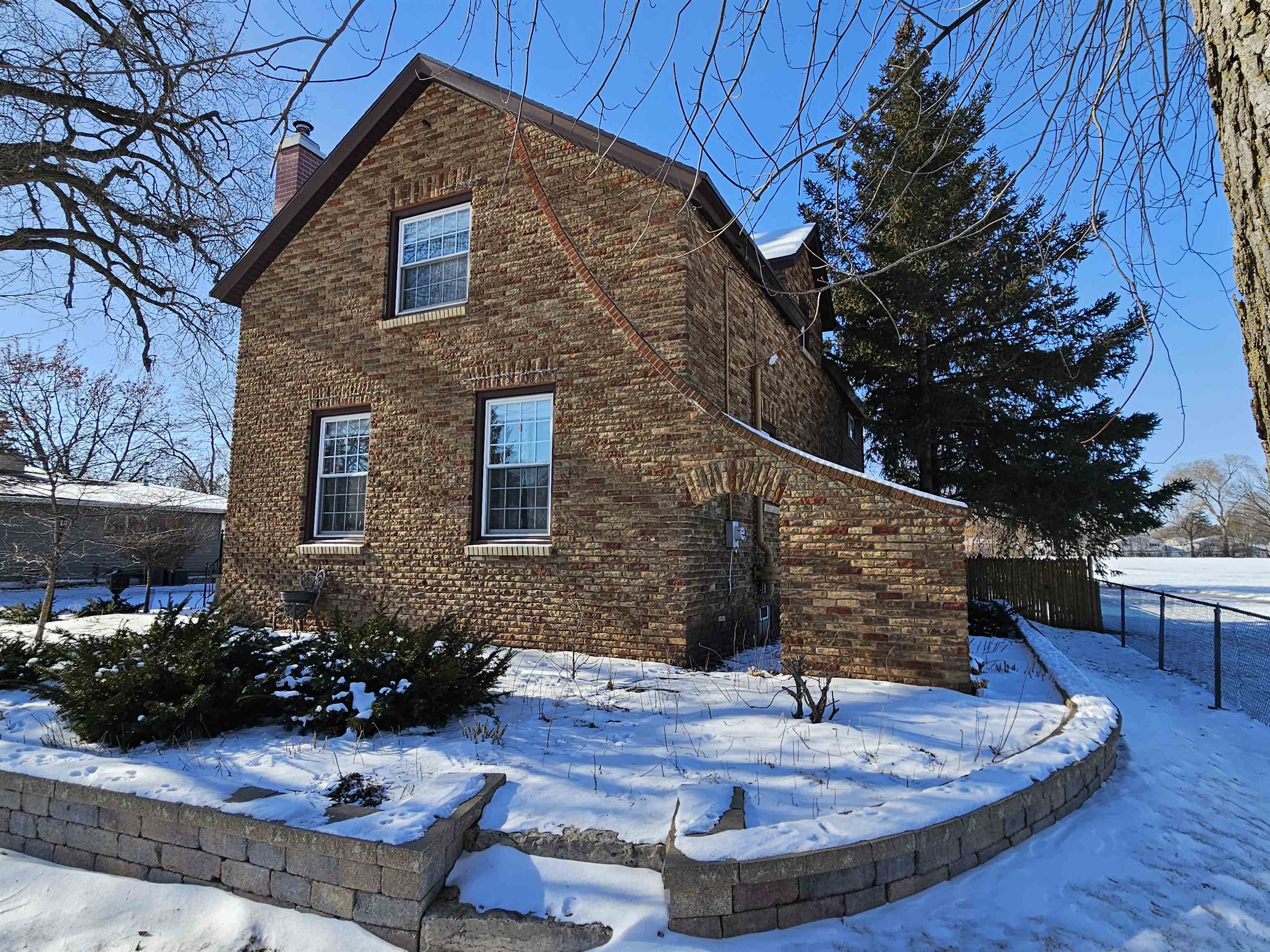 1717 Knapp Street Oshkosh, WI 54902 - Photo 2 of 39