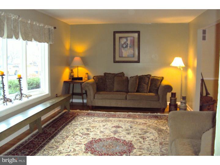 1737 Red Oak Road Williamstown, NJ 08094 - Photo 3 of 21 Living Room