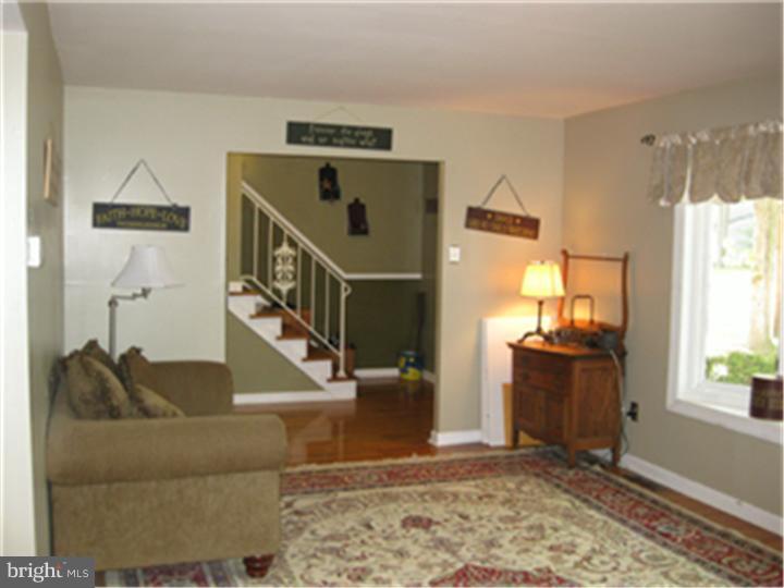 1737 Red Oak Road Williamstown, NJ 08094 - Photo 4 of 21 Living Room