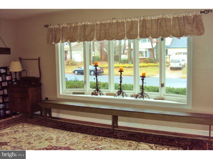 1737 Red Oak Road Williamstown, NJ 08094 - Photo 5 of 21 Living Room