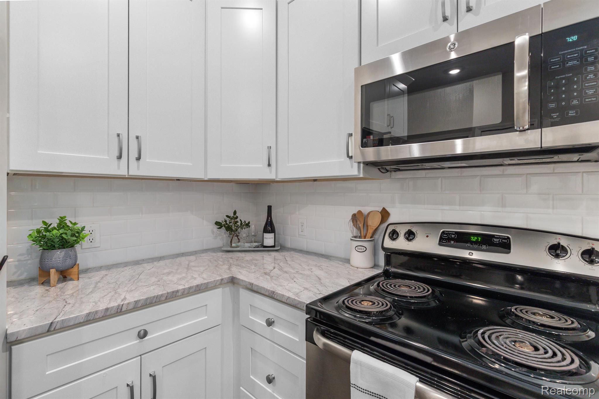 312 North Wixom Road Wixom, MI 48393 - Photo 15 of 40 Gallery Image 15