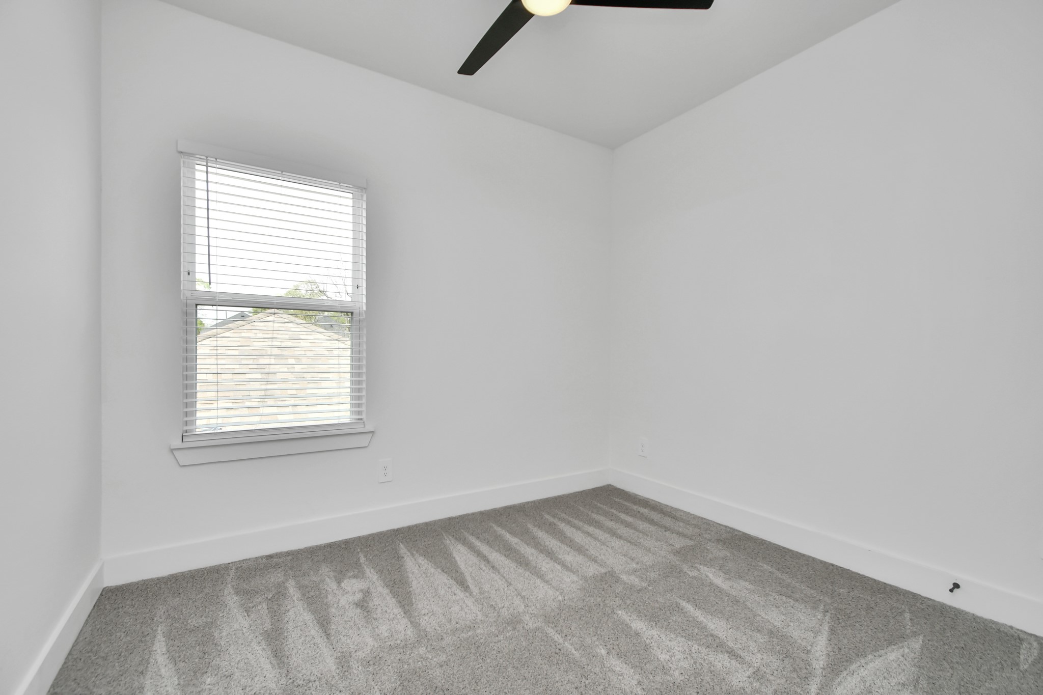 853 Mansfield Street, Unit E Houston, TX 77091 - Photo 22 of 47 an empty room with a window