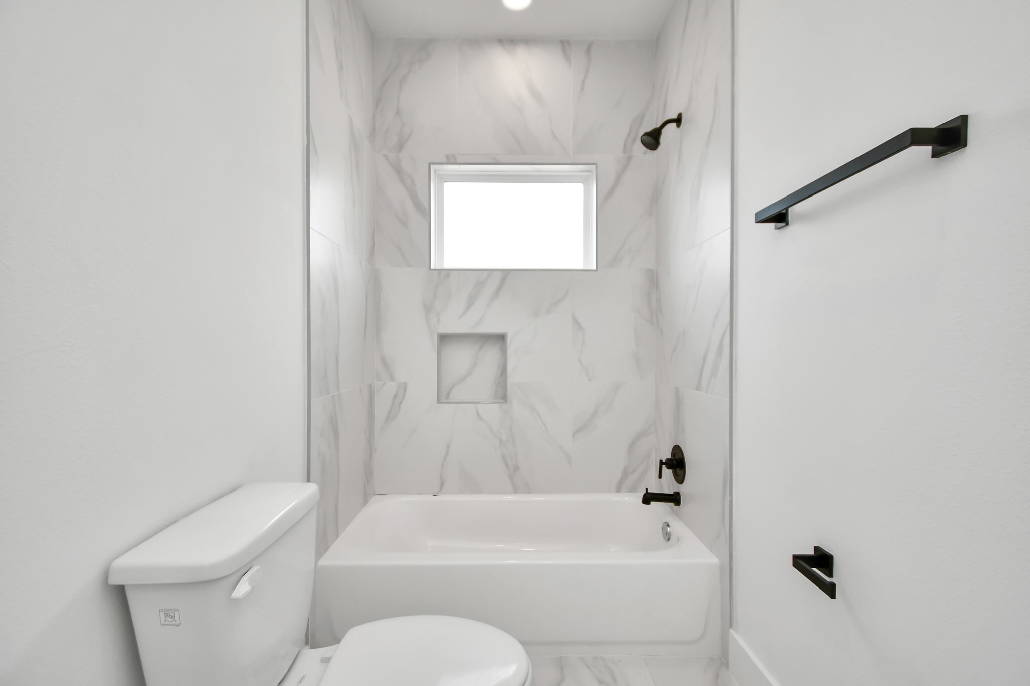 853 Mansfield Street, Unit E Houston, TX 77091 - Photo 25 of 47 a bathroom with a toilet and a bath tub