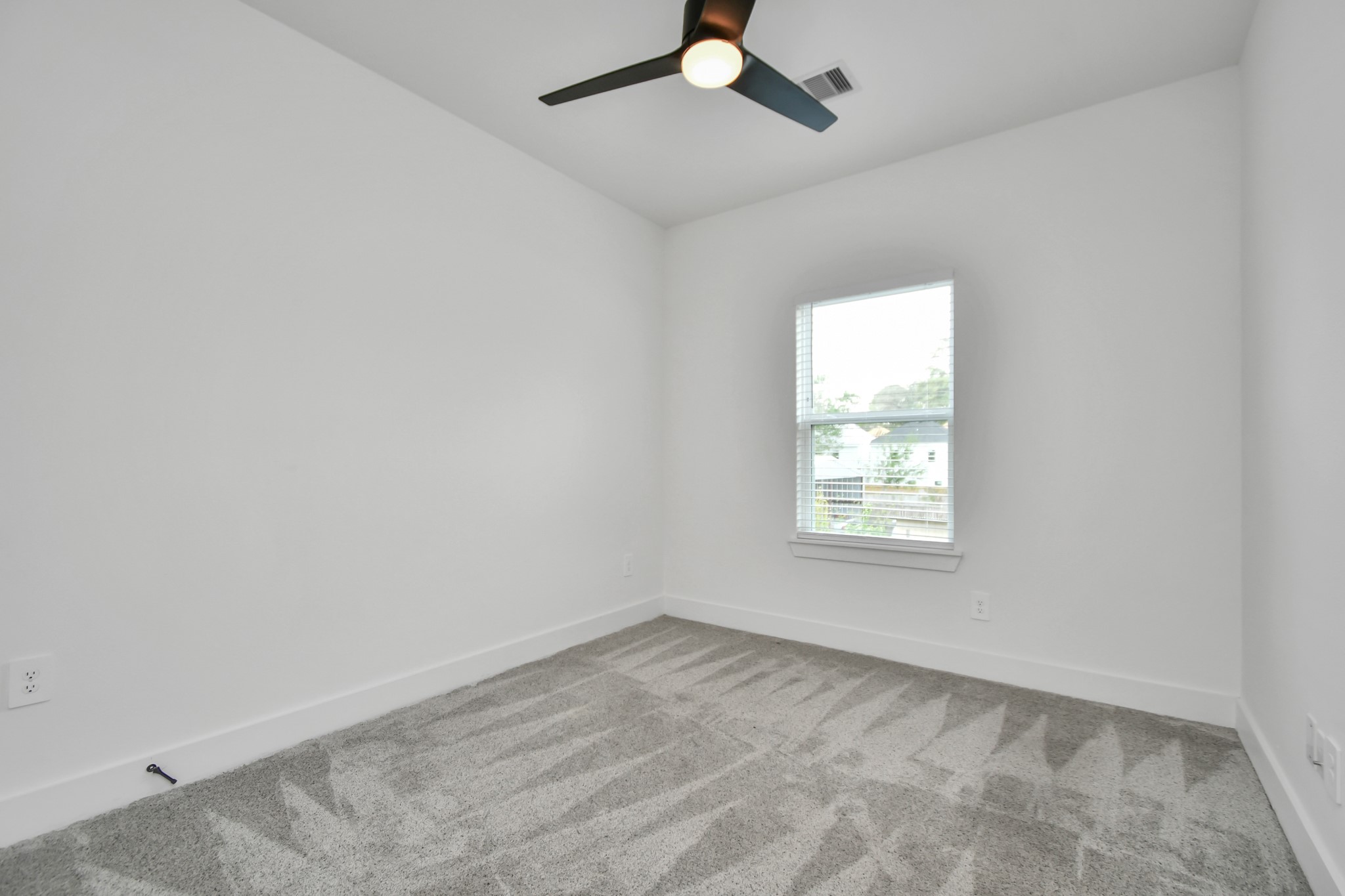 853 Mansfield Street, Unit E Houston, TX 77091 - Photo 27 of 47 an empty room with a window