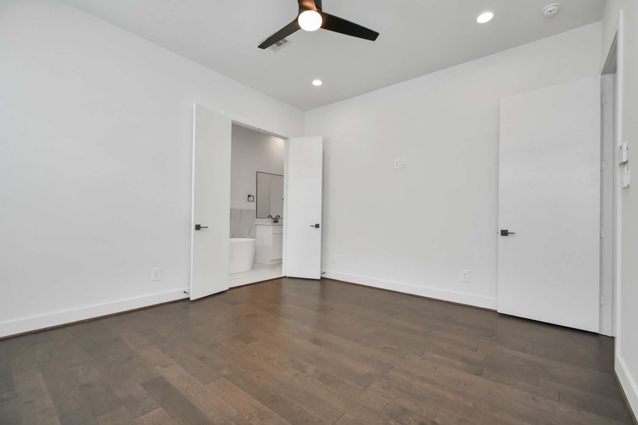 853 Mansfield Street, Unit E Houston, TX 77091 - Photo 33 of 47 an empty room with a ceiling fan and carpet