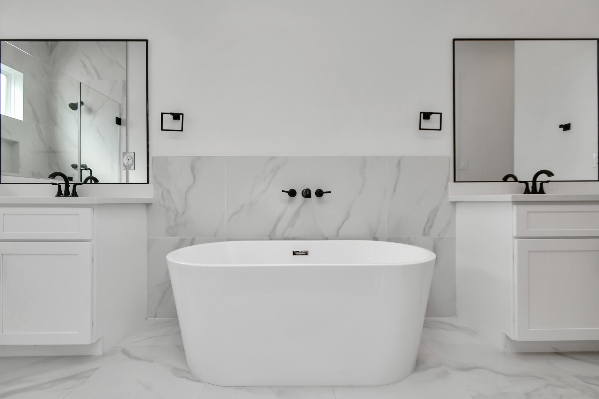 853 Mansfield Street, Unit E Houston, TX 77091 - Photo 34 of 47 a white bath tub sitting in a bathroom