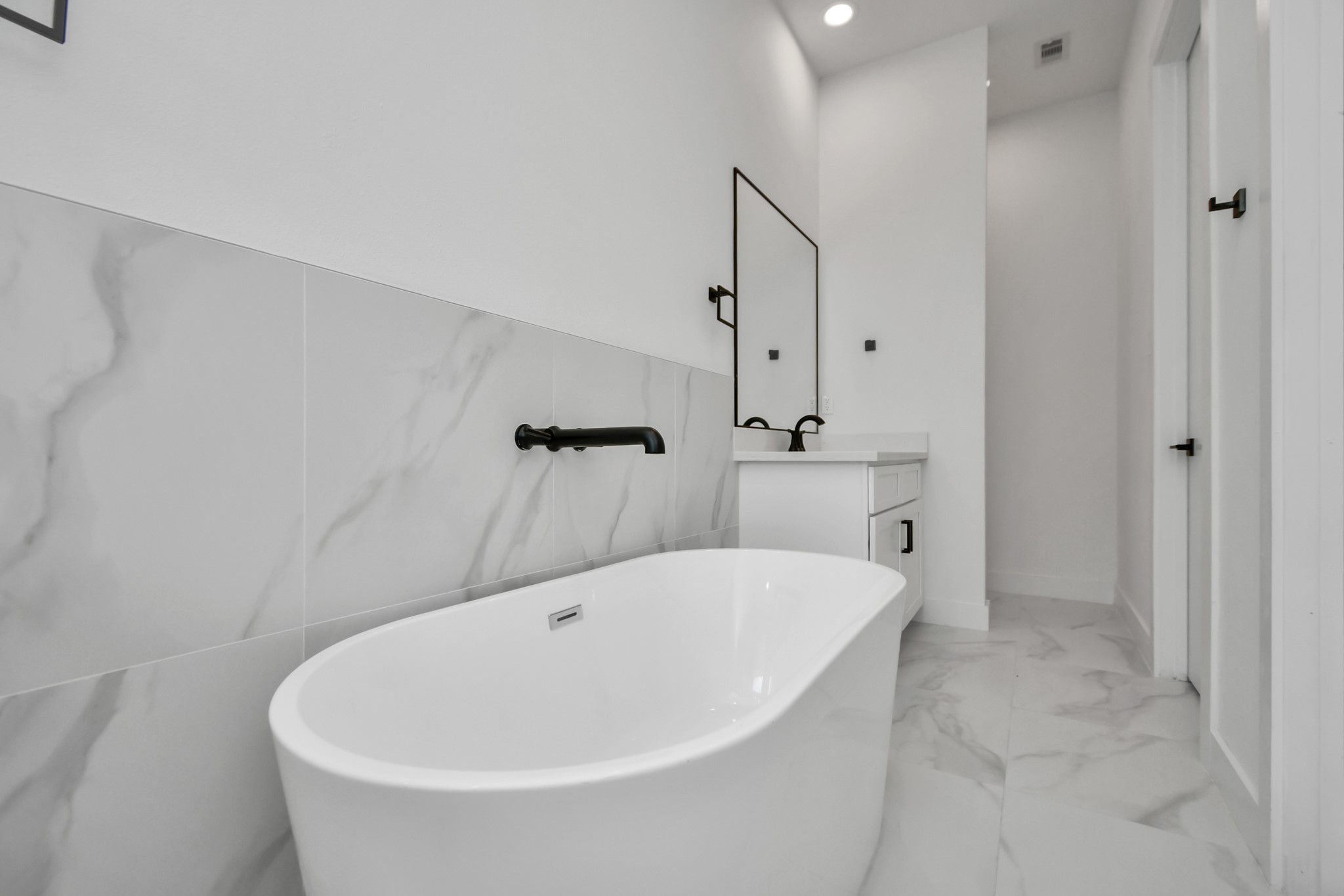 853 Mansfield Street, Unit E Houston, TX 77091 - Photo 38 of 47 a white bath tub sitting in a bathroom