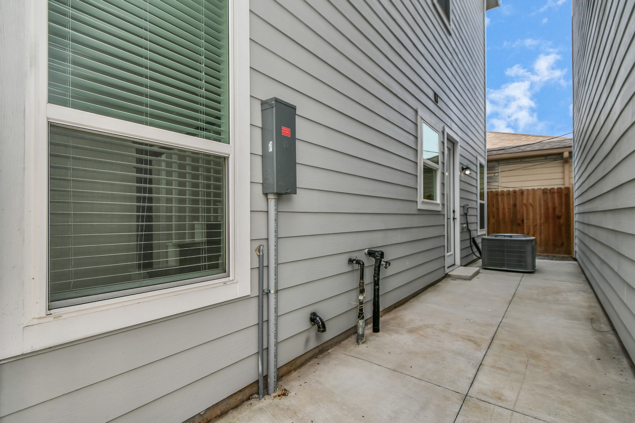 853 Mansfield Street, Unit E Houston, TX 77091 - Photo 41 of 47 a view of a house and a window