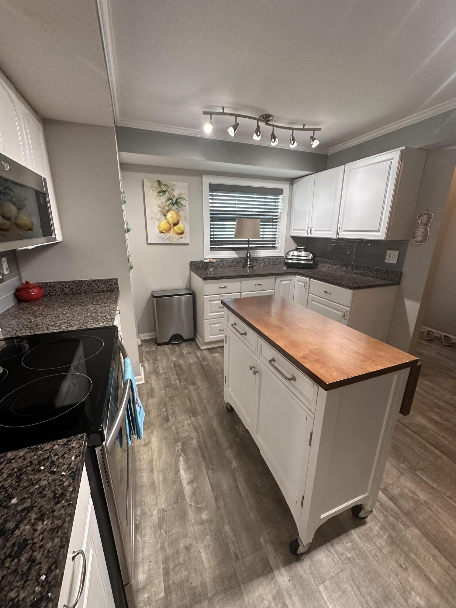 1831 Southwest Palm City Road, Unit C601 Stuart, FL 34994 - Photo 4 of 35 Kitchen