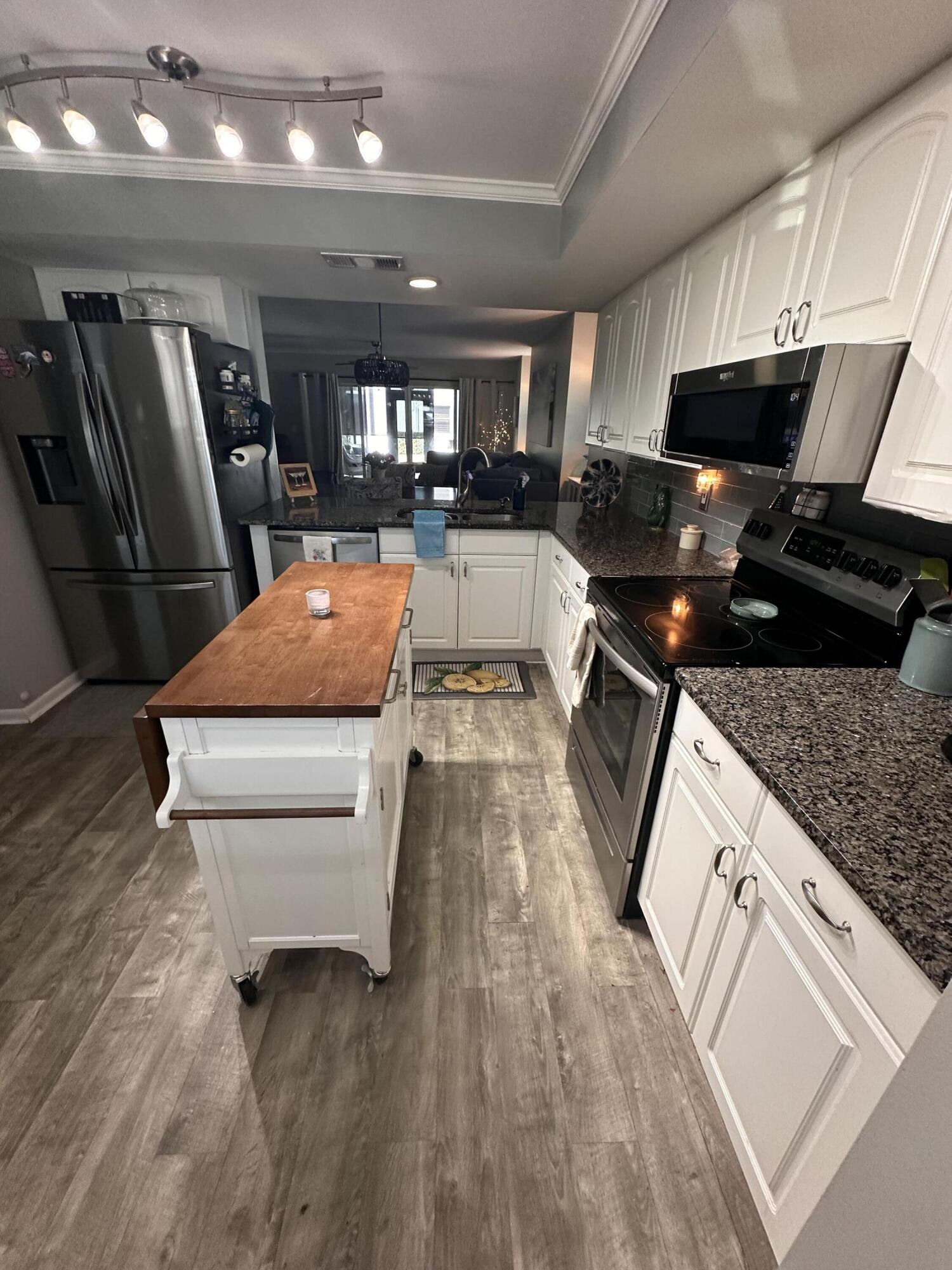 1831 Southwest Palm City Road, Unit C601 Stuart, FL 34994 - Photo 6 of 35 kitchen