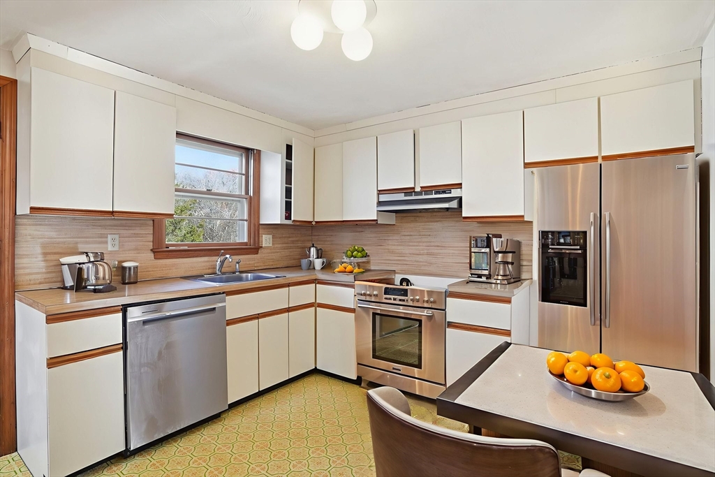 79 Gold Street Randolph, MA 02368 - Photo 8 of 42 Gallery Image 8