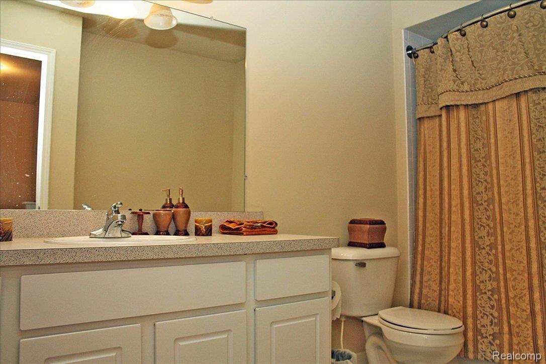 2747 Eastern Avenue Rochester, MI 48307 - Photo 12 of 13 Full Bathroom