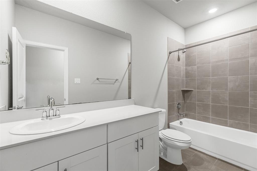 10508 Brookshire Road Fort Worth, TX 76126 - Photo 20 of 31 Beautiful hall bath!