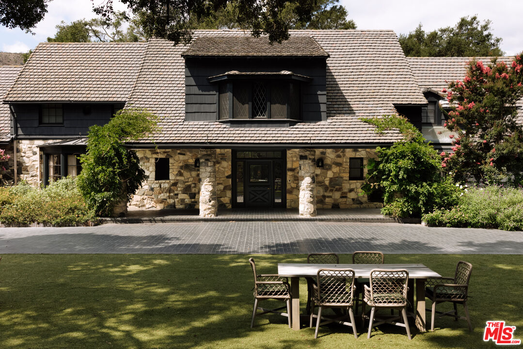 3100 Mandeville Canyon Road Los Angeles, CA 90049 - Photo 4 of 23 a view of a cafe with sitting area