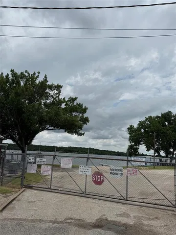 a view of entryway with sign board
