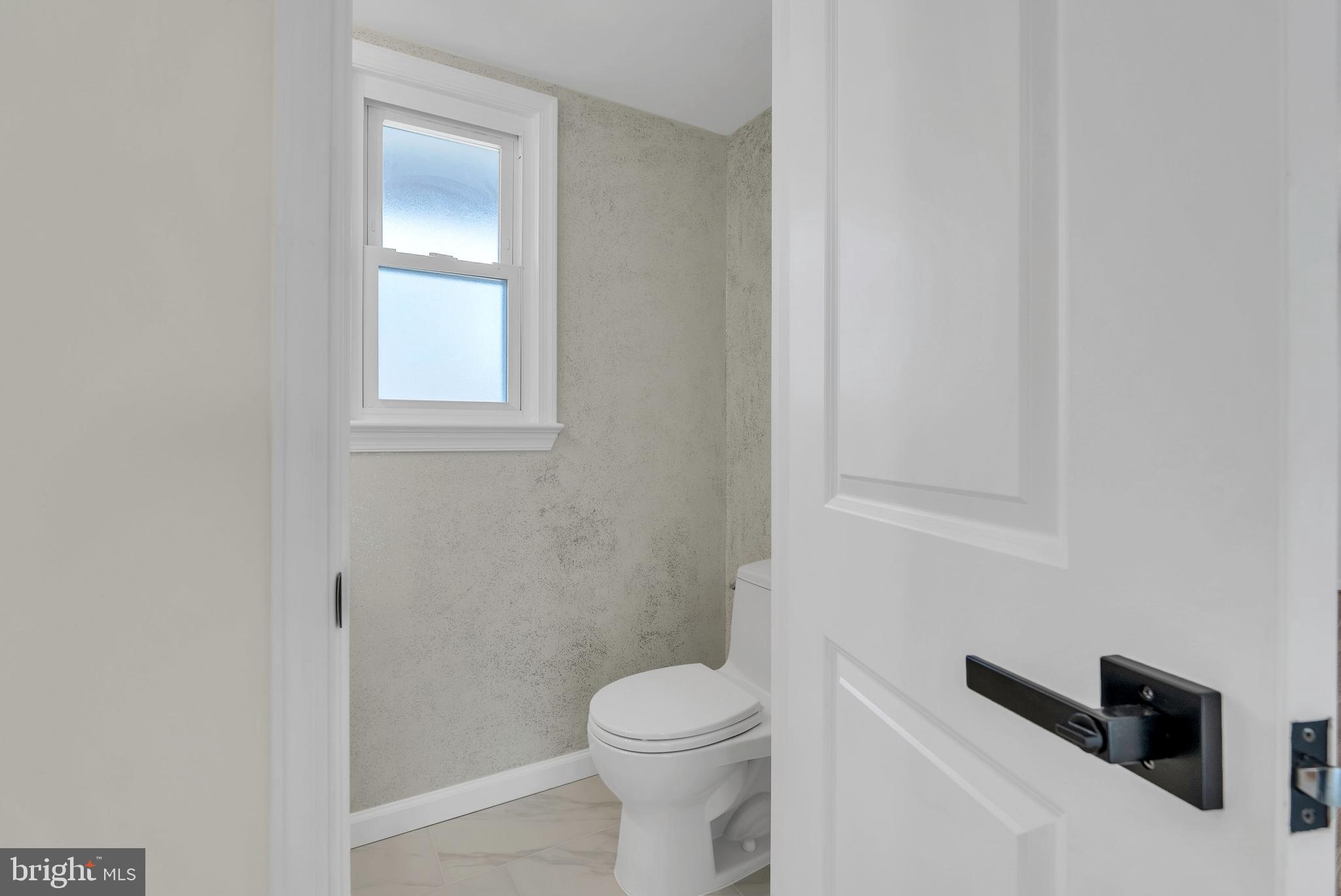 616 Hyde Road Silver Spring, MD 20902 - Photo 5 of 41