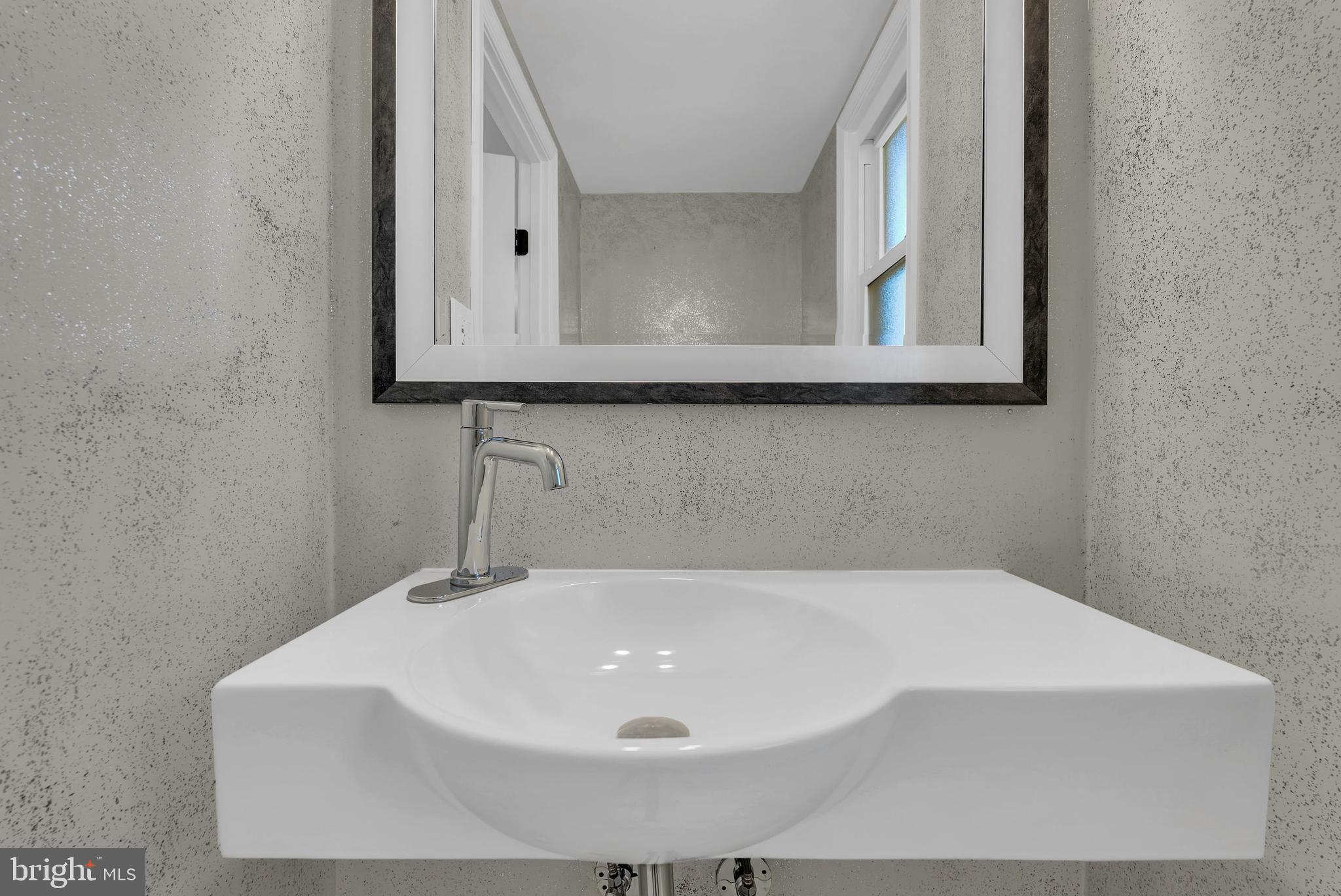 616 Hyde Road Silver Spring, MD 20902 - Photo 6 of 41