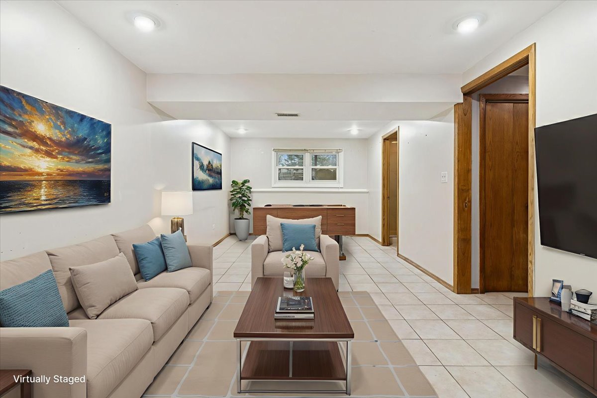 26-w028 Prairie Avenue Wheaton, IL 60187 - Photo 20 of 28 a living room with furniture and a flat screen tv