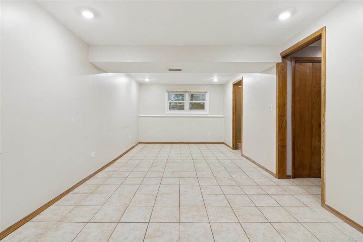 26-w028 Prairie Avenue Wheaton, IL 60187 - Photo 21 of 28 en empty room with windows