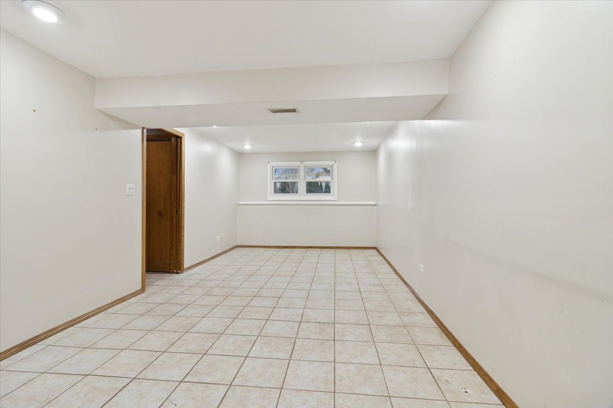 26-w028 Prairie Avenue Wheaton, IL 60187 - Photo 23 of 28 an empty room with windows