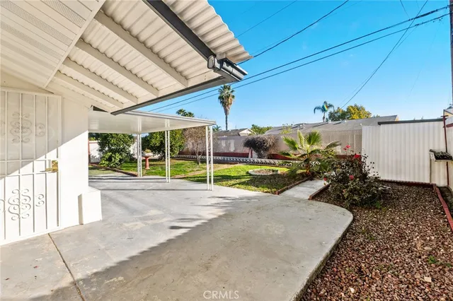 a view of a backyard