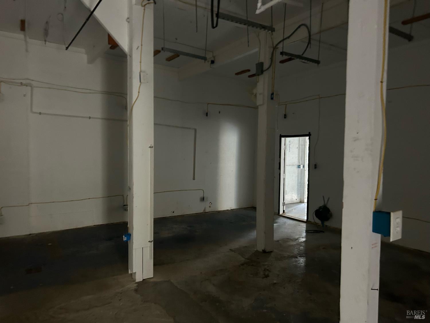 6675 Petersen Road Petaluma, CA 94952 - Photo 26 of 30 an empty room with windows