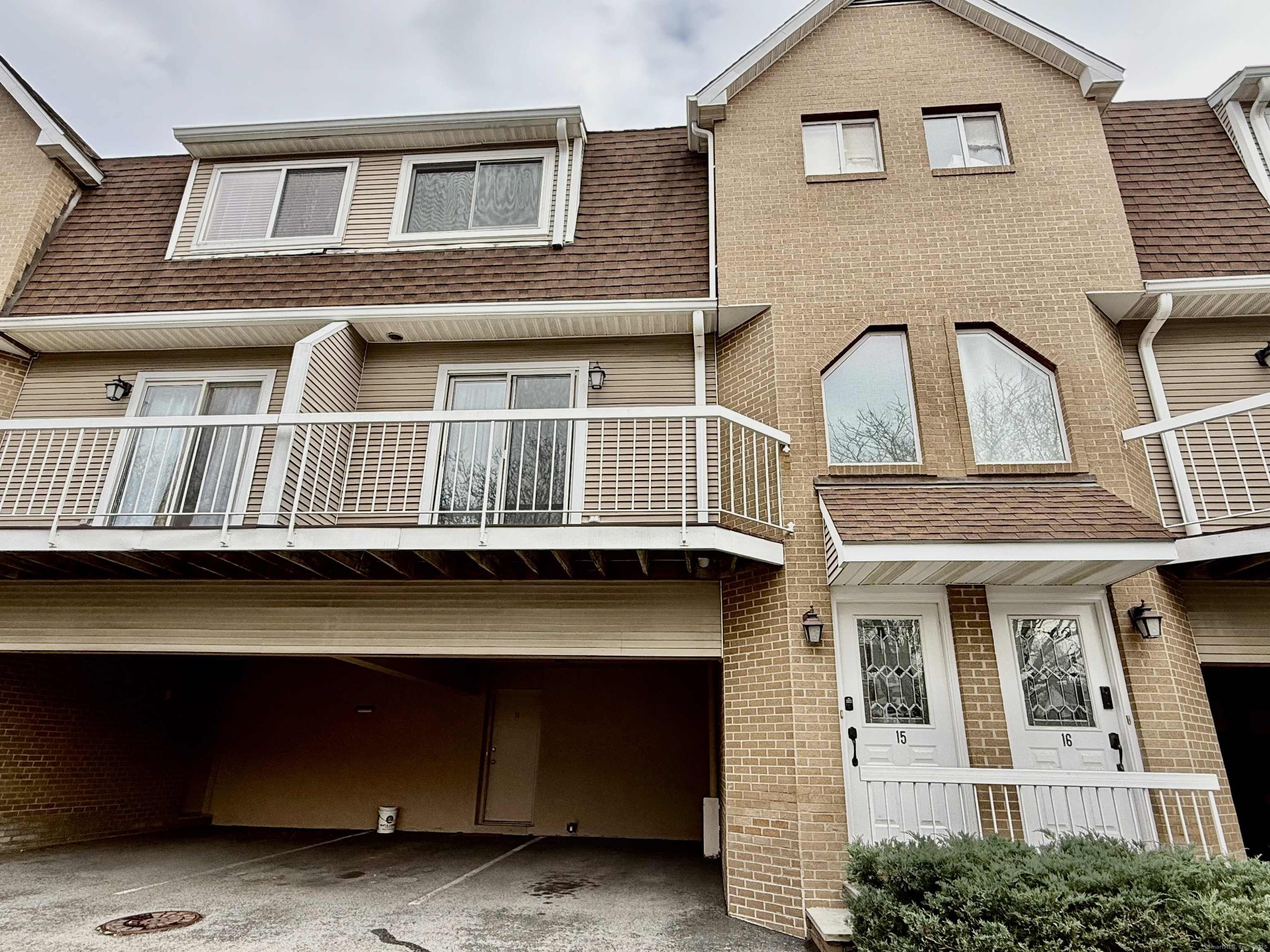 Luxury Condo-1900 Summer #15 2Bed 2.5Bath, with 1 Parking Garage and 1 Reserved Parking:Z