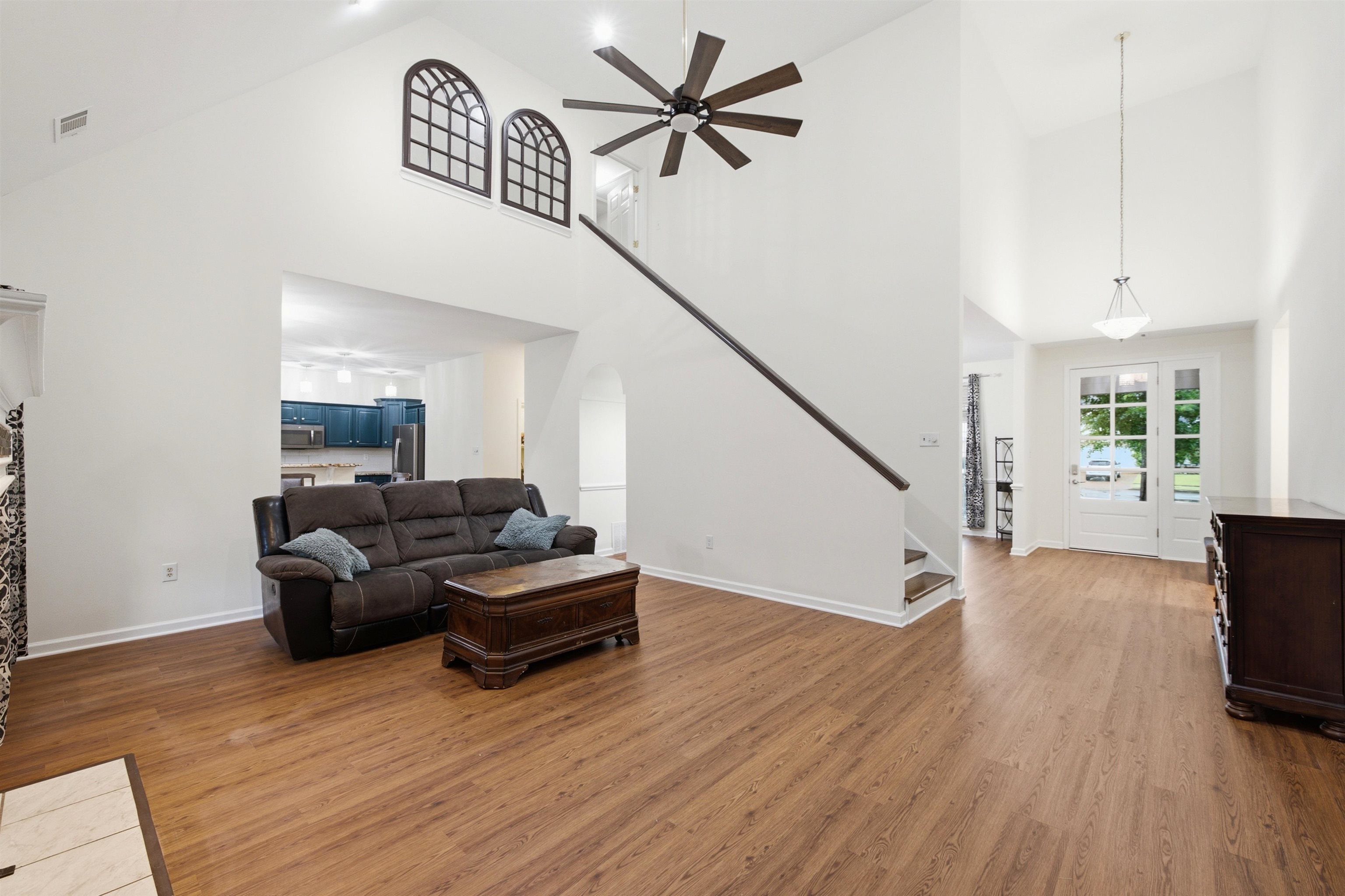 96 Berryfield Cove Collierville, TN 38017 - Photo 10 of 39 Expansive living area featuring vaulted ceilings, wood-finish flooring, and a ceiling fan