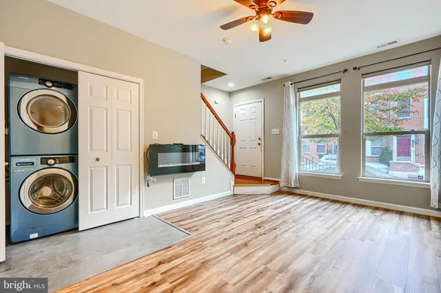 a view of a livingroom with washer and dryer