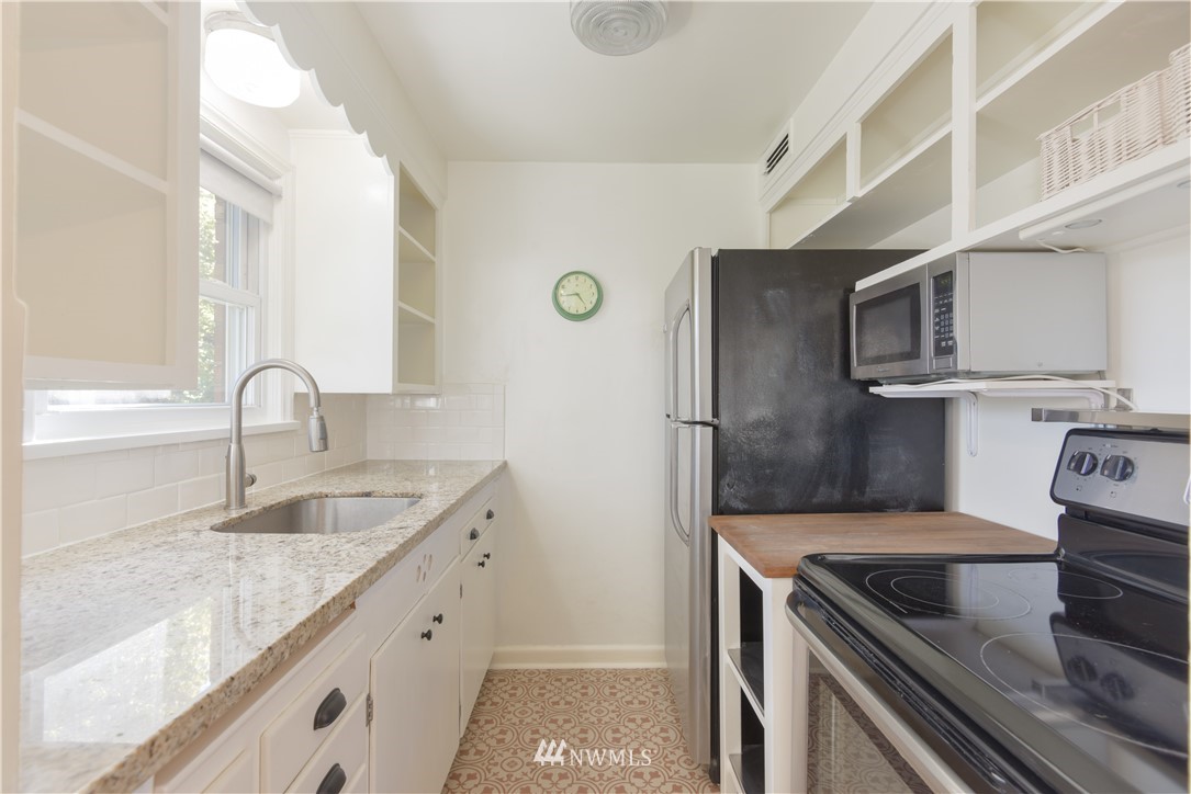 3925 Southwest Rose Street Seattle, WA 98136 - Photo 9 of 13 Gallery Image 9