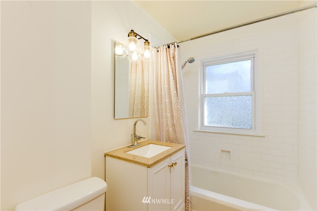 3925 Southwest Rose Street Seattle, WA 98136 - Photo 10 of 13 Gallery Image 10