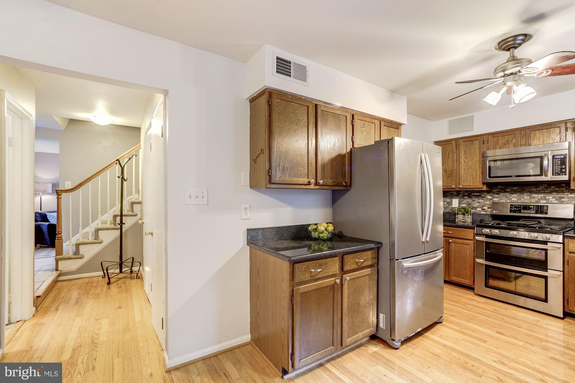 7320 Spring View Court Springfield, VA 22153 - Photo 7 of 30 Gas coooking!