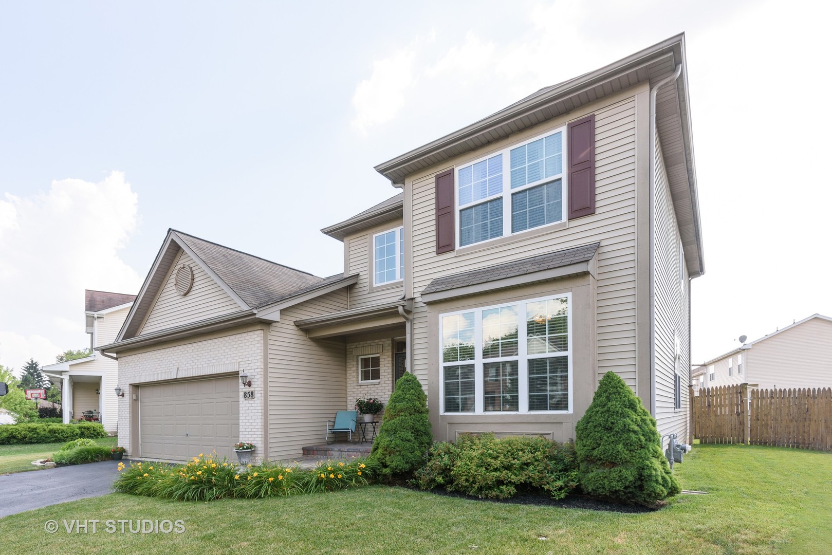858 Oak Ridge Boulevard Elgin, IL 60120 - Photo 1 of 16 front view of a house and a yard